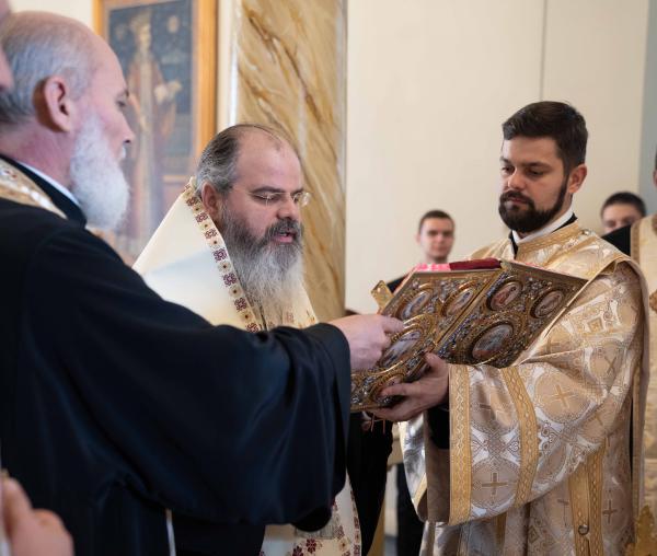 (Video) Preasfințitul Ignatie – „Un pom bun aduce întotdeauna roade bune” – Cuvânt la aniversarea a 150 de ani de la înființarea Colegiului Național „Petru Rareș” din Piatra Neamț