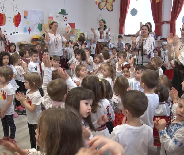 (Video) „Săptămâna Românească” la Grădinița „Varlaam Mitropolitul”