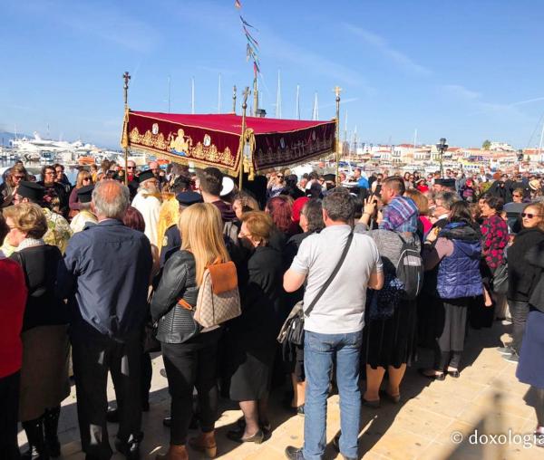 (Foto) Procesiune cu moaștele Sfântului Ierarh Nectarie în Insula Eghina – 9 noiembrie 2019