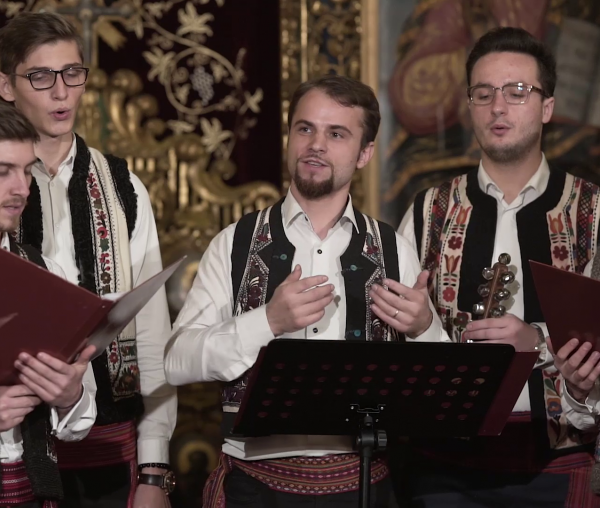 (Video) Trandafir frumos – Corul Trysaghion