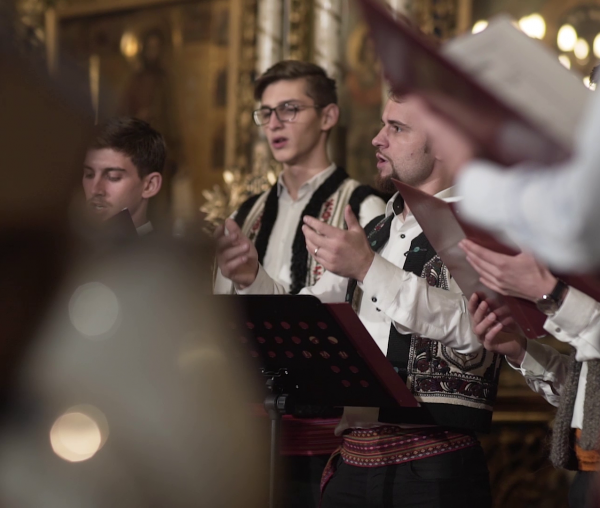 (Video) La tulpina mărului – Corul Trysaghion