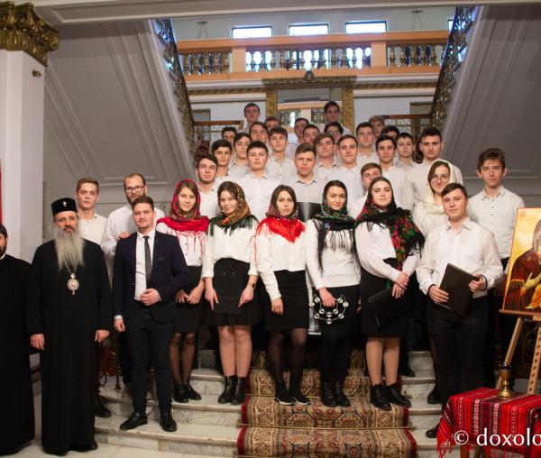 Corul elevilor basarabeni de la Seminarului Teologic Liceal Ortodox din Iaşi – Colindători la Reședința Mitropolitană 2019