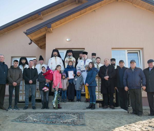 (Video) O casă construită de Mănăstirea Hadâmbu pentru o familie nevoiașă cu 10 copii