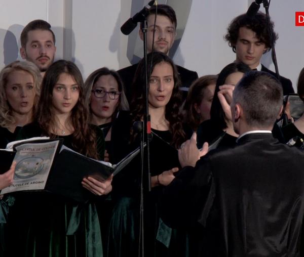 (Video) „Colindul lui Dumnezeu” – Corala „Universitas”