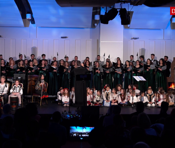 (Video) „Juni buni colindători” – Corala „Universitas”
