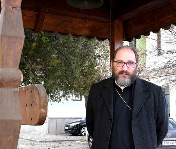 (Video) „Vă rog să-L lăsați pe Hristos să se nască. Încercați să vedeți dincolo de rafturi și cozonaci!” – Părintele Constantin Necula
