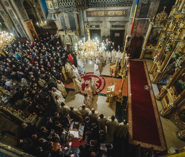 (Foto) Studenții teologi și elevii seminariști ieșeni și-au sărbătorit împreună Sfinții ocrotitori, prin Liturghie arhierească