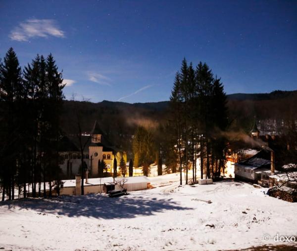 (Foto) Zile liniștite de iarnă la Mănăstirea Sihăstria
