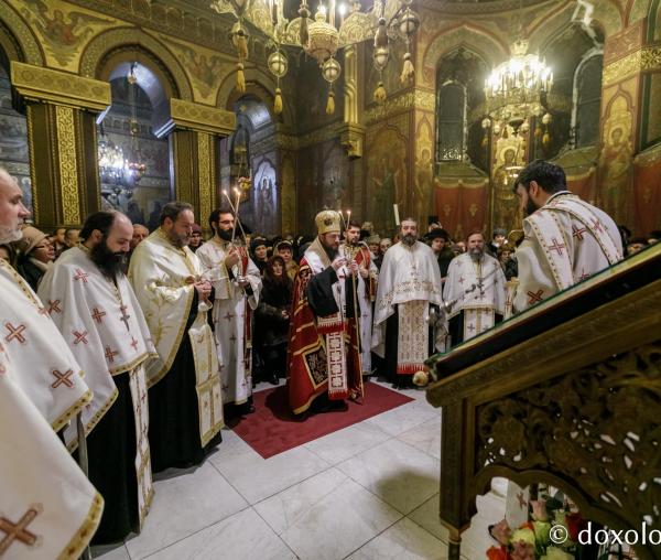 (Foto) Priveghere la hramul Mănăstirii Sfinții Trei Ierarhi din Iași 2020