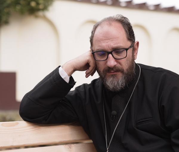 (Video) Părintele Constantin Necula: „Îi pasăm pe copii în fața televizorului și aproape că-i uităm acolo”