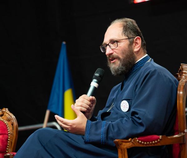 (Video) „Empatia salvează România! Stați acasă, dar gândiți-vă la cei care stau în frigul de afară!” – Părintele Constantin Necula