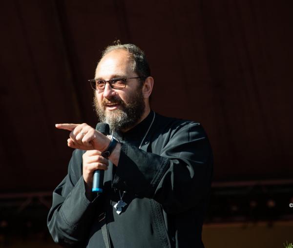 (Video) „Hristos nu a intrat în istoria lumii pe scara din dos” – Părintele Constantin Necula