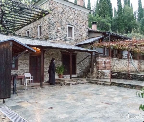 (Foto) Pași de pelerin la Chilia „Sfinții Doctori fără de arginți Cosma și Damian” – Vatoped, Athos