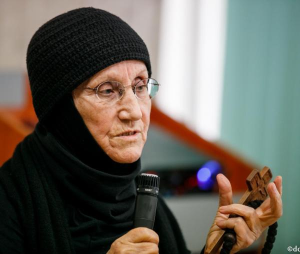 (Video) Îndemnuri pentru actuala epidemie: „Medicii trebuie să se înfășoare în rugăciune” - Maica Siluana Vlad