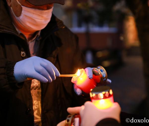 (Foto) Preoți și voluntari, un singur glas de rugăciune: „Veniți de luați Lumină!”