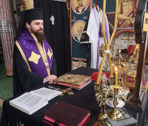 (Video) „Hristos, Cel răstignit pe Cruce, îmbrățișează întreaga lume” – PS Benedict Bistrițeanul