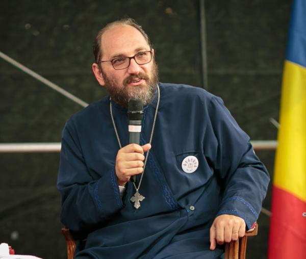 (Video) „Trebuie să ieșim din această pandemie de teamă care cotropește România” – Părintele Constantin Necula