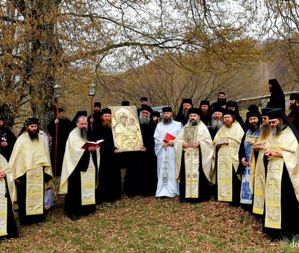 (Foto) Procesiune cu icoana Maicii Domnului la Mănăstirea Sihăstria
