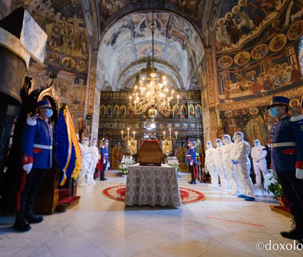 (Foto) Slujba de înmormântare a Înaltpreasfințitului Părinte Pimen