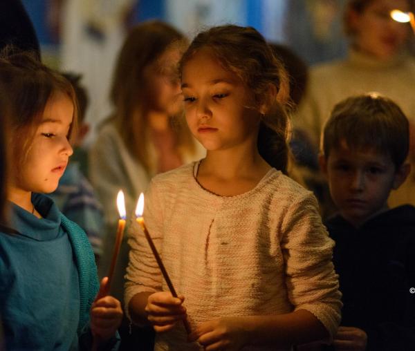 (Video) Maria, 11 ani: De ce ne opresc să participăm la Sfânta Liturghie?