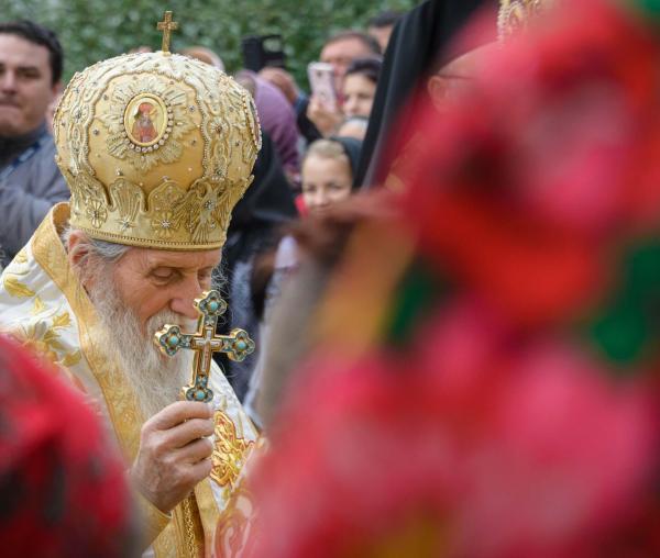 (Video) „Când ne însemnăm cu semnul Sfintei Cruci, căpătăm liniște sufletească”