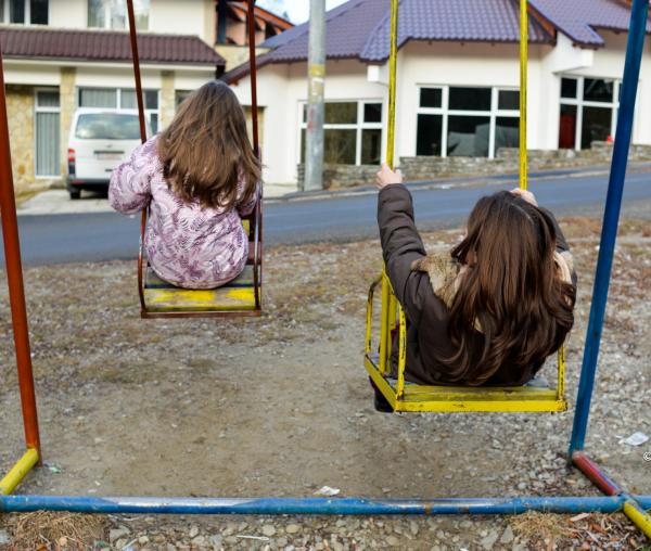 (Video) Am două fete care se ceartă mai tot timpul. Ce pot să fac ca să le împac?