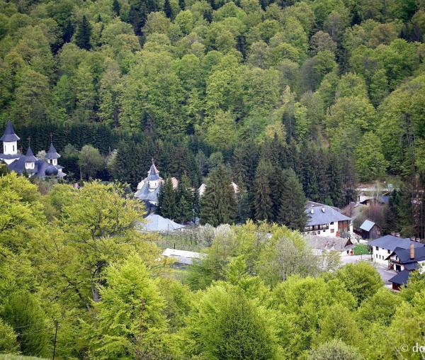 (Foto) Mănăstirea Sihăstria – o oază de liniște în mijlocul naturii