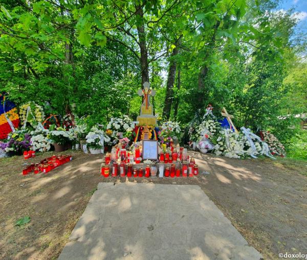 (Foto) Mormântul IPS Părinte Pimen – Altar de flori și lumânări aprinse (25 mai 2020)