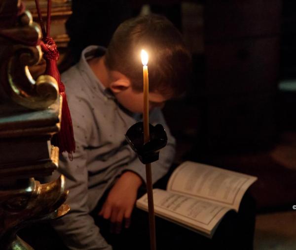 (Video) Maria, 10 ani: Este bine dacă citesc povești religioase în timpul Sfintei Liturghii?
