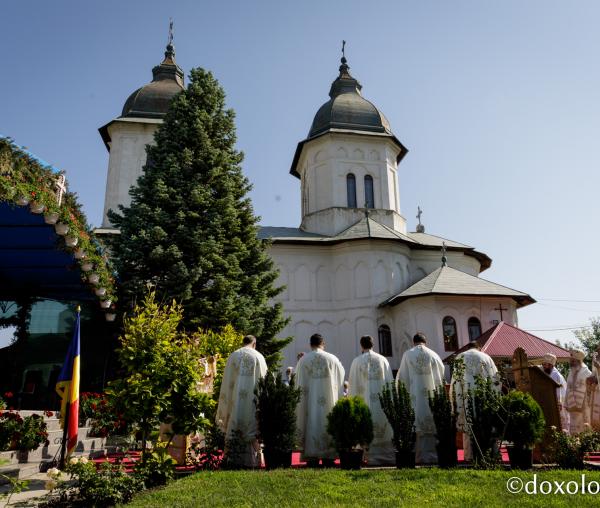 (Foto) Slujire arhierească de hramul istoric al Catedralei Episcopale din Huși