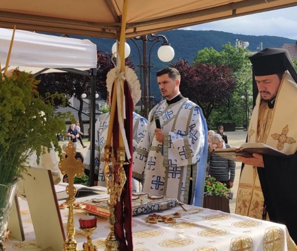 (Foto) Vecernia hramului Bisericii „Sfântul Ioan-Domnesc” din Piatra Neamț