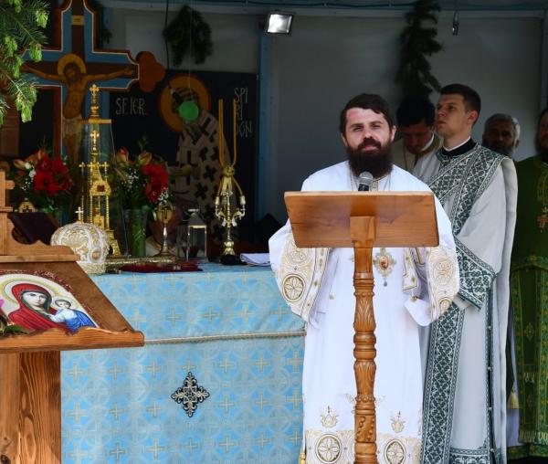 (Video) PS Benedict Bistrițeanul: Crucea, icoana dragostei lui Dumnezeu – Predică la Duminica I după Rusalii