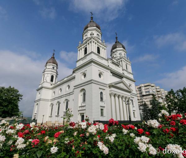 (Foto) Înapoi în biserici: Sfânta Liturghie la Catedrala Mitropolitană din Iași