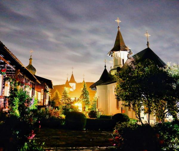 (Foto) Zile liniștite de vară la Mănăstirea Sihăstria