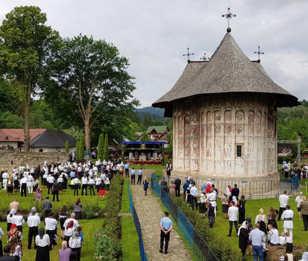 (Foto) Biserica Mănăstirii Humor a fost resfinţită