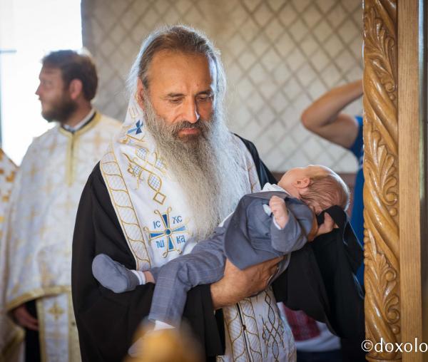 (Foto) Pruncul Serafim, botezat de IPS Mitropolit Teofan