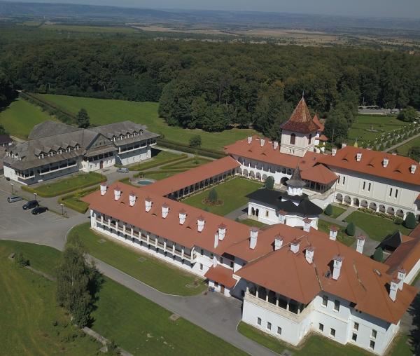 (Video) Mănăstirea Brâncoveanu, Sâmbăta de Sus – loc de reculegere, mângâiere şi întărire duhovnicească