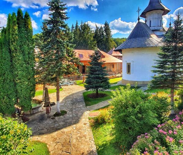(Foto) Hramul istoric Nașterea Maicii Domnului – Mănăstirea Sihăstria 2020