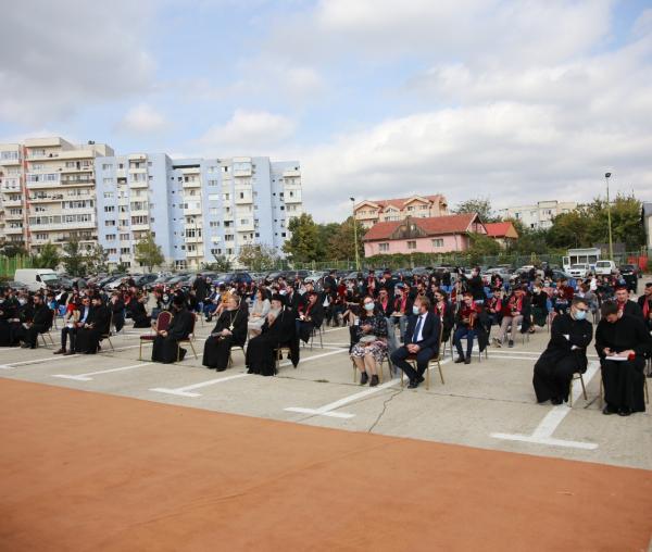 (Video) Studenții teologi în zi de sărbătoare: Curs festiv și început de an universitar la Iași