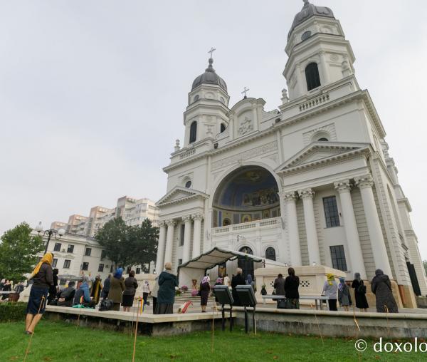 (Foto) Credincioșii din Iași au participat la Sfânta Liturghie oficiată în curtea Catedralei Mitropolitane