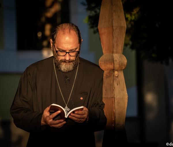 (Video) „În Sfintele Taine, Dumnezeu întinde mâna, prin cuvinte, către sufletul nostru” – Părintele Constantin Necula