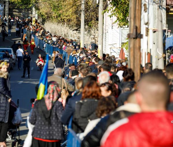 (Video) De ce se supun pelerinii chinului de a sta la rândul Cuvioasei Parascheva?