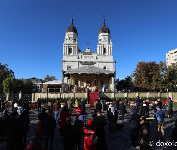 (Foto) Zi de mare sărbătoare – Sfânta Liturghie a Hramului Cuvioasei Parascheva