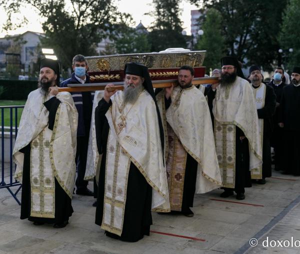 (Foto) Procesiunea scoaterii spre închinare a moaștelor Sfintei Cuvioase Parascheva – 2020