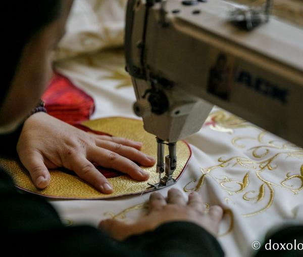 (Foto) Pregătire pentru hram – cum arată noul veșmânt al Sfintei Cuvioase Parascheva