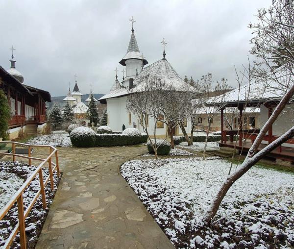 (Foto) Prima ninsoare la Mănăstirea Sihăstria