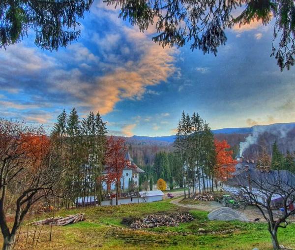 (Foto) Armonie de toamnă – Mănăstirea Sihăstria
