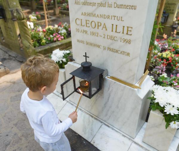 (Video) Părintele Cleopa știa să îmbine asprimea cu blândețea, găsind calea potrivită fiecărui suflet