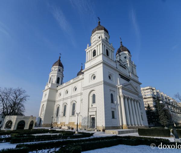 (Foto) Imagini dintr-o dimineață geroasă la Catedrala Mitropolitană din Iași