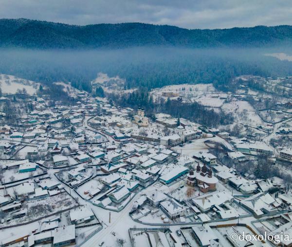 (Foto) Când rugăciunea îmbracă straie de iarnă: În zbor peste Mănăstirea Văratec